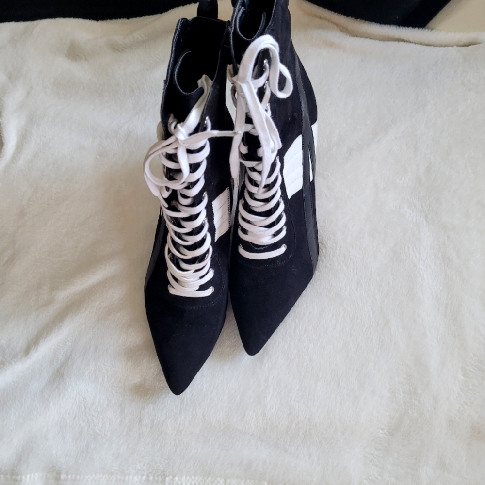 Black and white skater heel